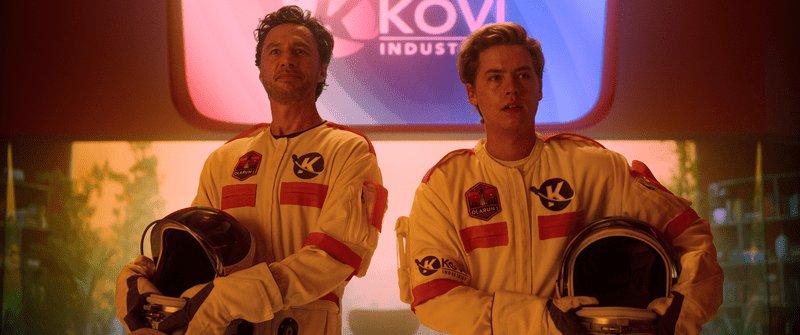 Zach Braff & Cole Sprouse in Liftoff - Mit dir zum Mars
