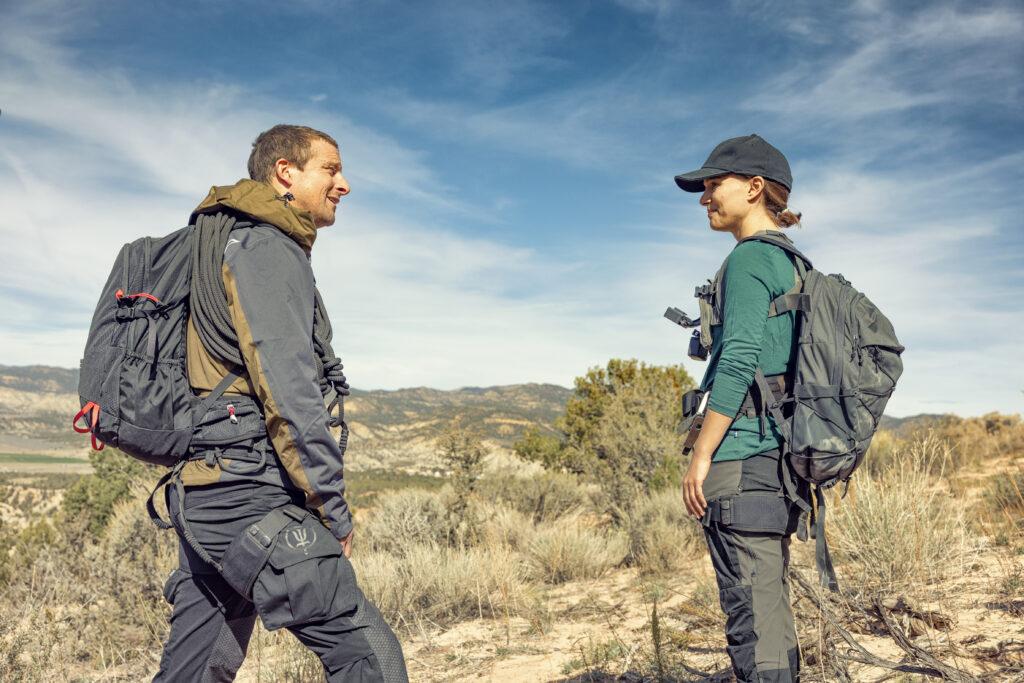 Escalante-Wüstenplateau - Natalie Portman (R) und Bear Grylls in RUNNING WILD WITH BEAR GRYLLS: THE CHALLENGE. (Credit: National Geographic/Ben Simms)